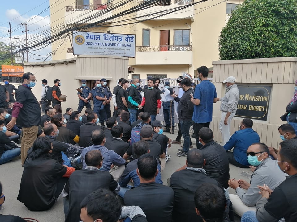 पूँजीबजार सुधार नभएको भन्दै आन्दोलनमा उत्रिँदै